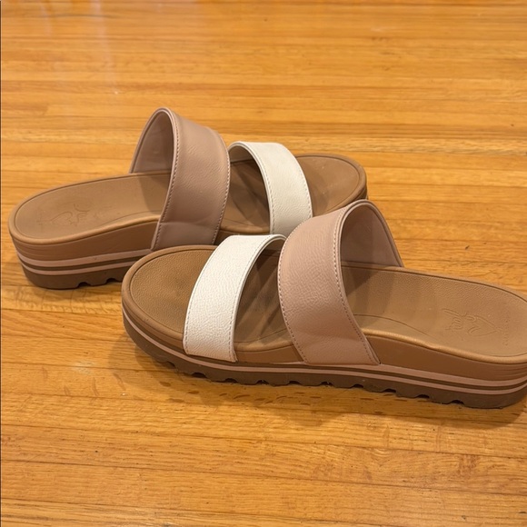 Reef- Women's Tan and White Sandals - Picture 5 of 5